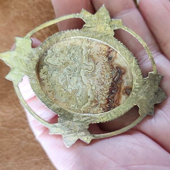 Elegant Gold and Black Pendant Necklace - Picture 5 of 13